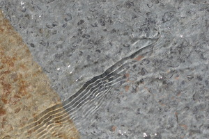 Acqua su roccia