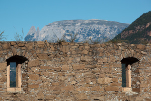 Lo Sciliar dietro il muro