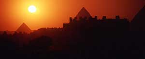 Piramidi al tramonto