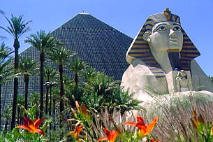 La piramide e la sfinge del Luxor