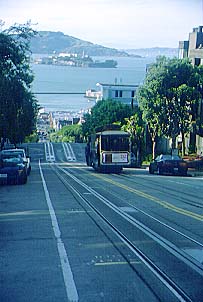 Un Cable Car con sullo sfondo l'isola di Alcatraz